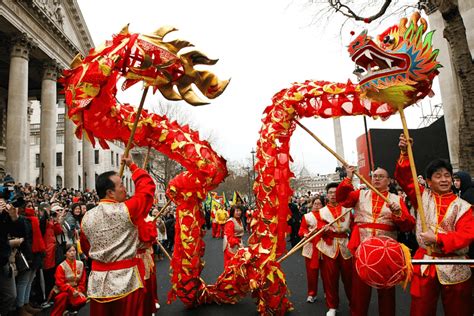  La danza del dragón rojo un lienzo vibrante que captura la energía indomable