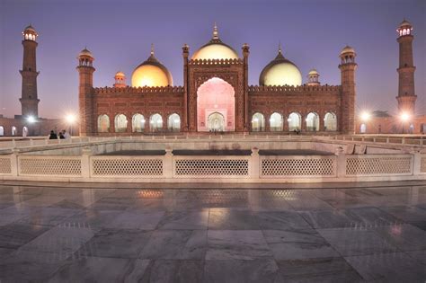   La Mezquita de Badshahi - Un Viaje Espiritual a Través del Color y la Forma!